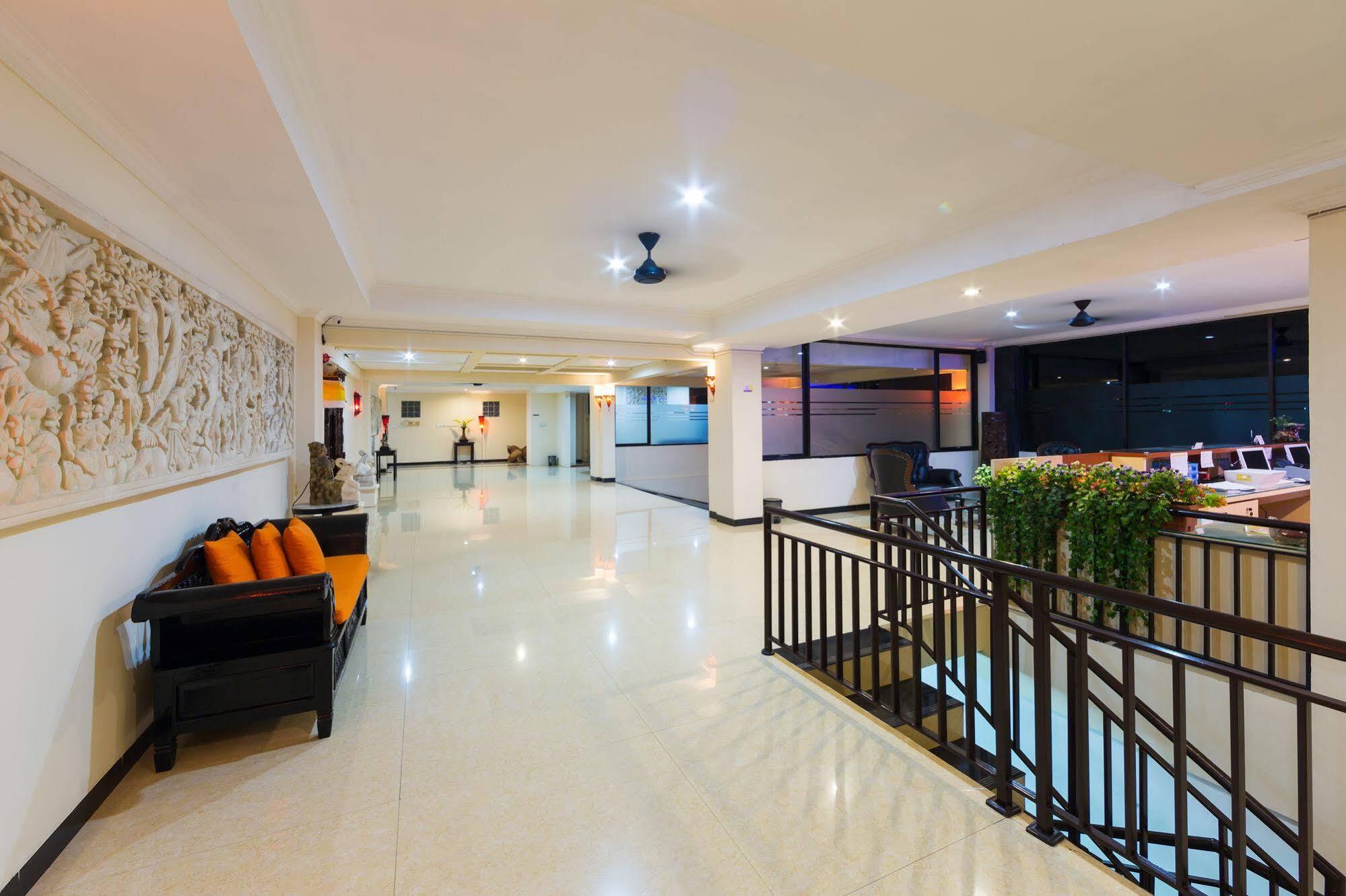 RedDoorz Plus near Mall Bali Galeria 2 Dempasar Exterior foto