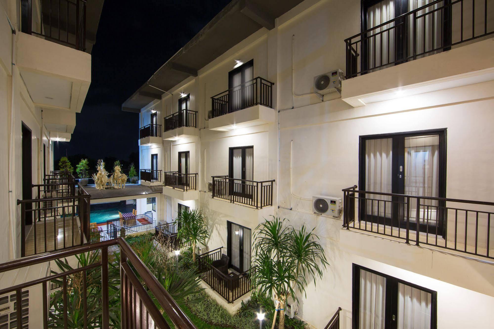 RedDoorz Plus near Mall Bali Galeria 2 Dempasar Exterior foto
