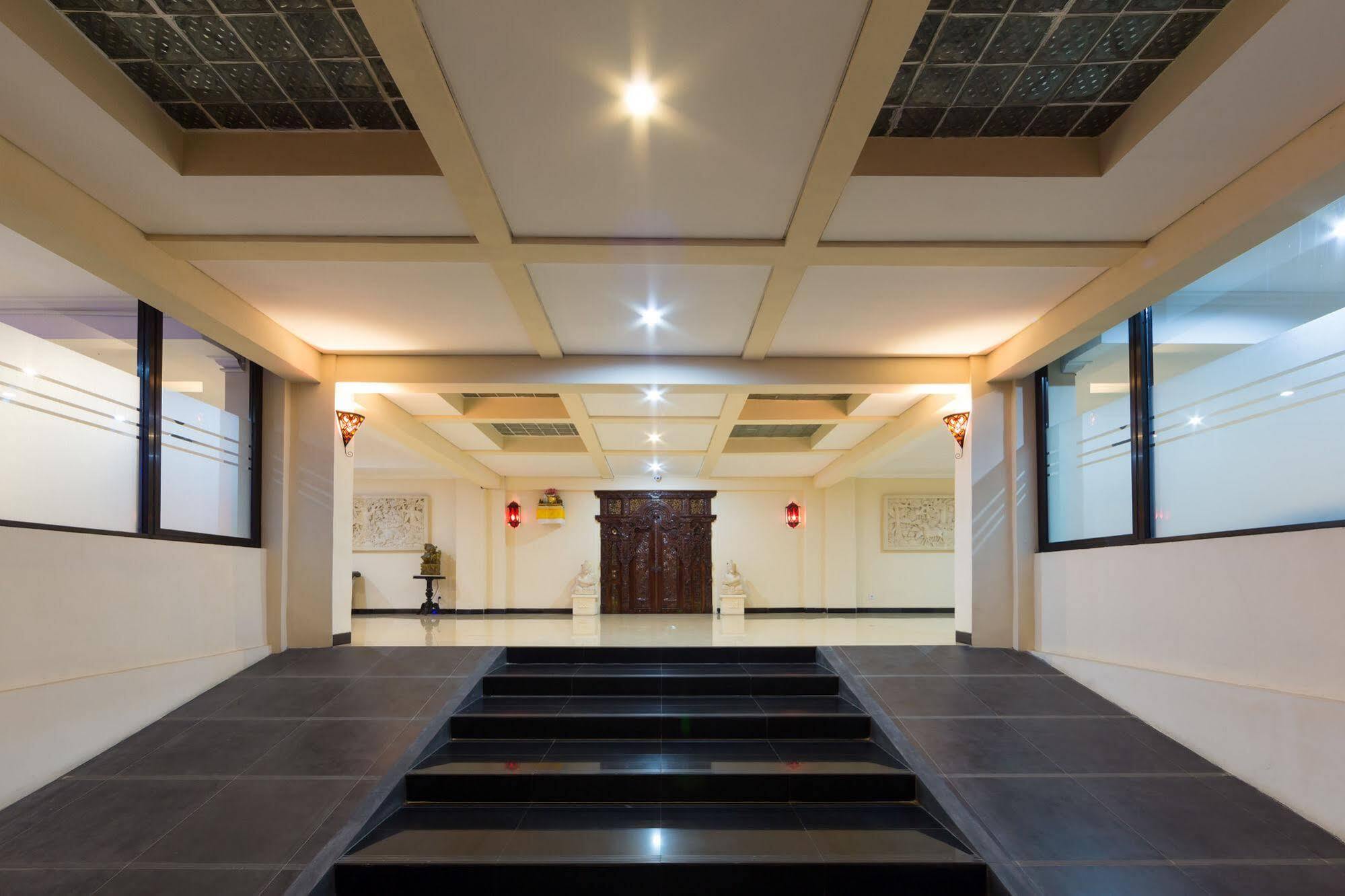 RedDoorz Plus near Mall Bali Galeria 2 Dempasar Exterior foto