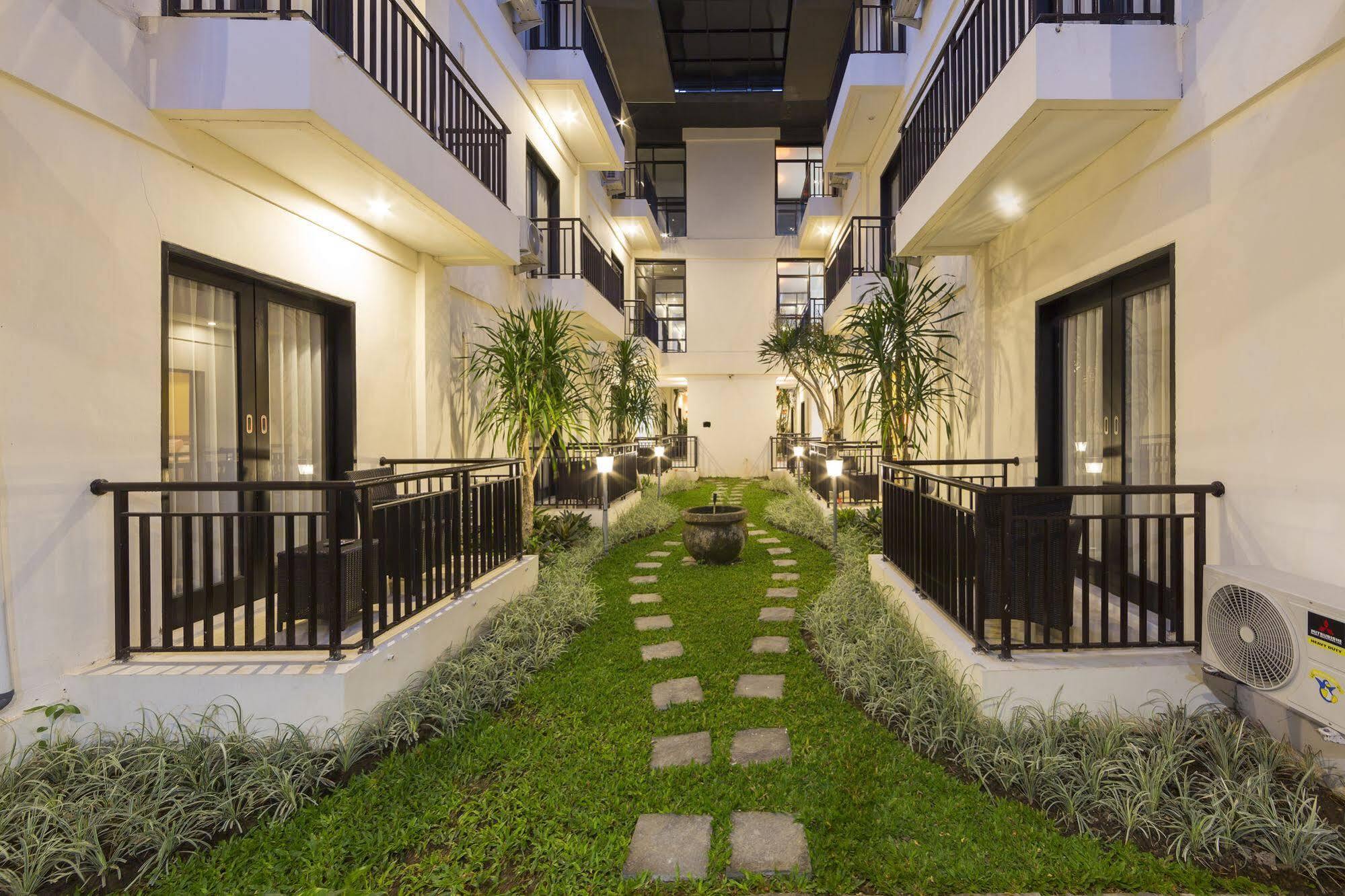 RedDoorz Plus near Mall Bali Galeria 2 Dempasar Exterior foto