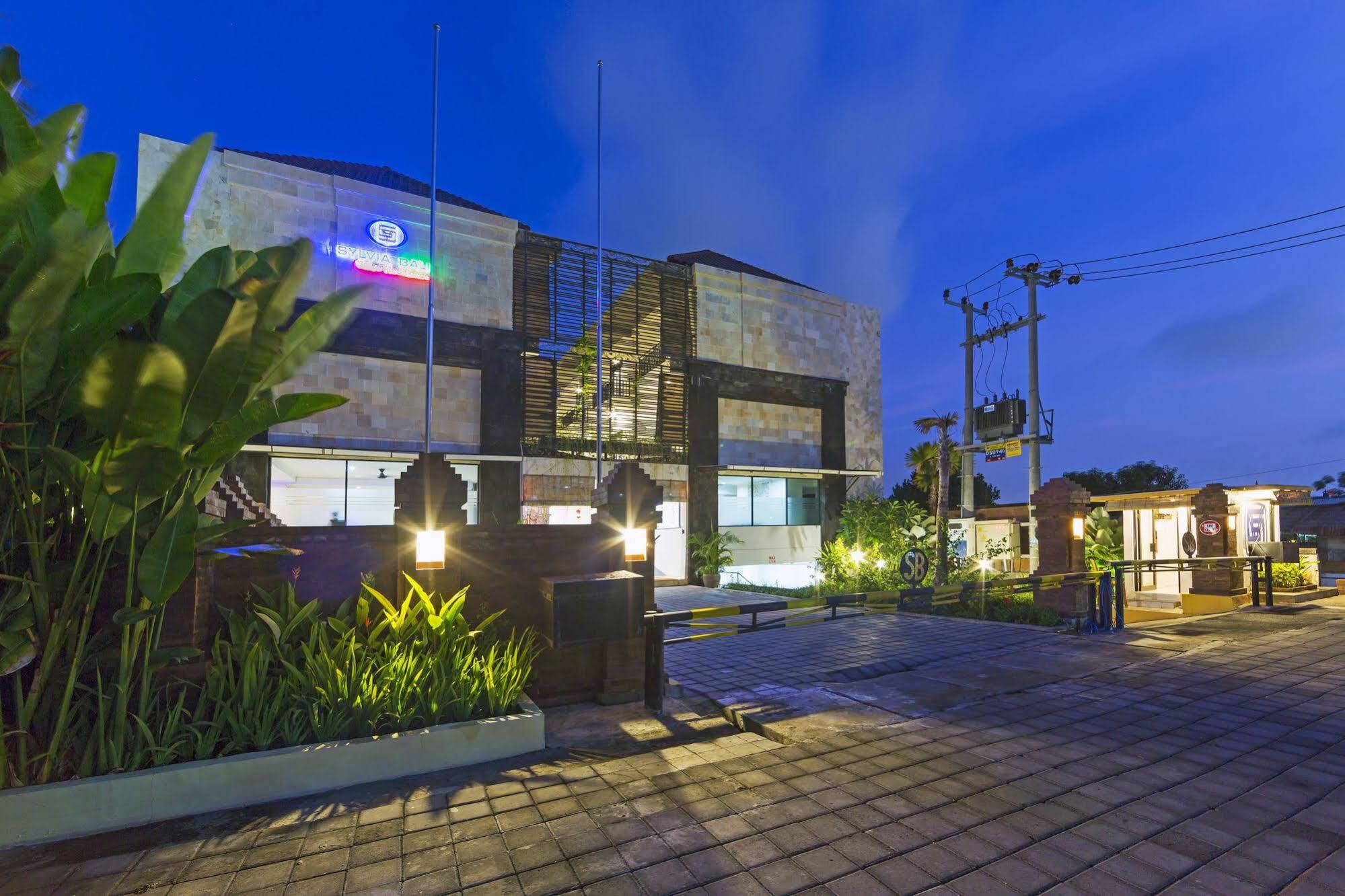 RedDoorz Plus near Mall Bali Galeria 2 Dempasar Exterior foto