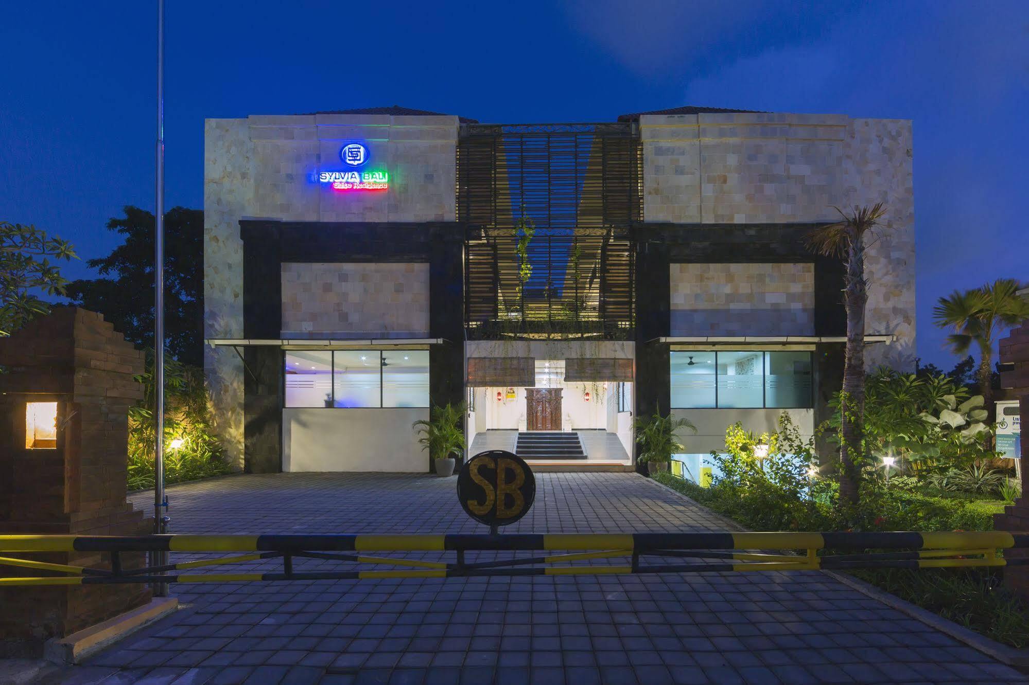 RedDoorz Plus near Mall Bali Galeria 2 Dempasar Exterior foto