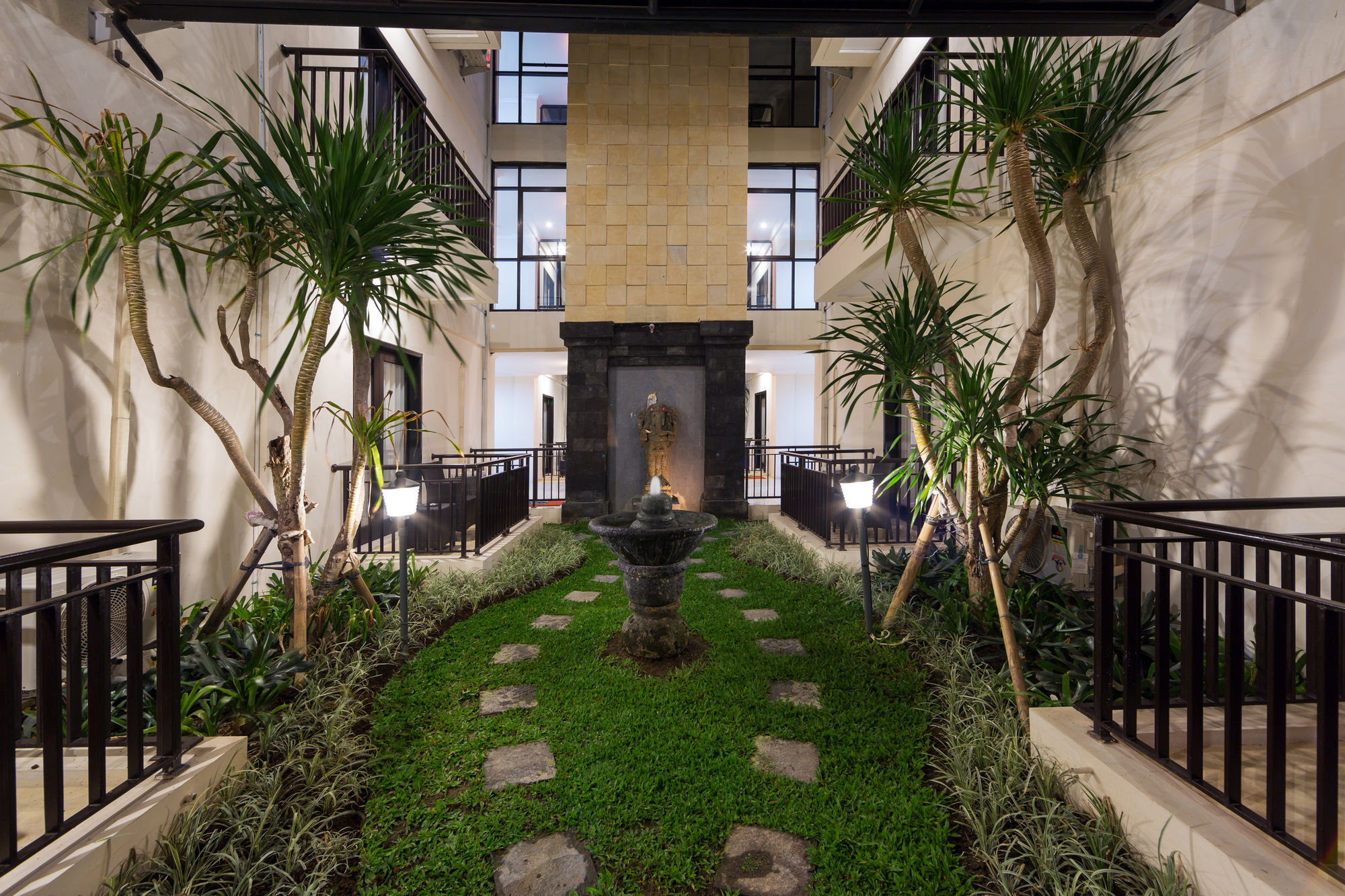 RedDoorz Plus near Mall Bali Galeria 2 Dempasar Exterior foto
